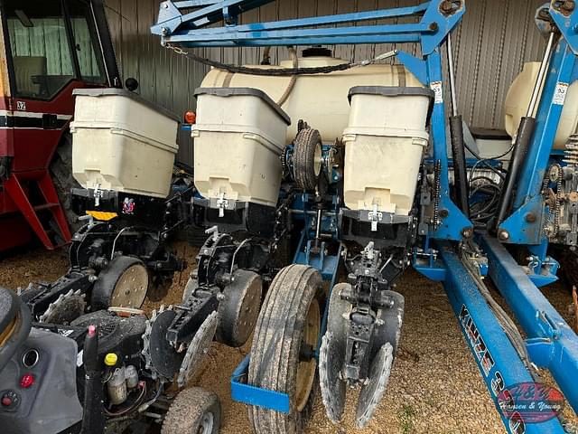 Image of Kinze 3200 equipment image 4