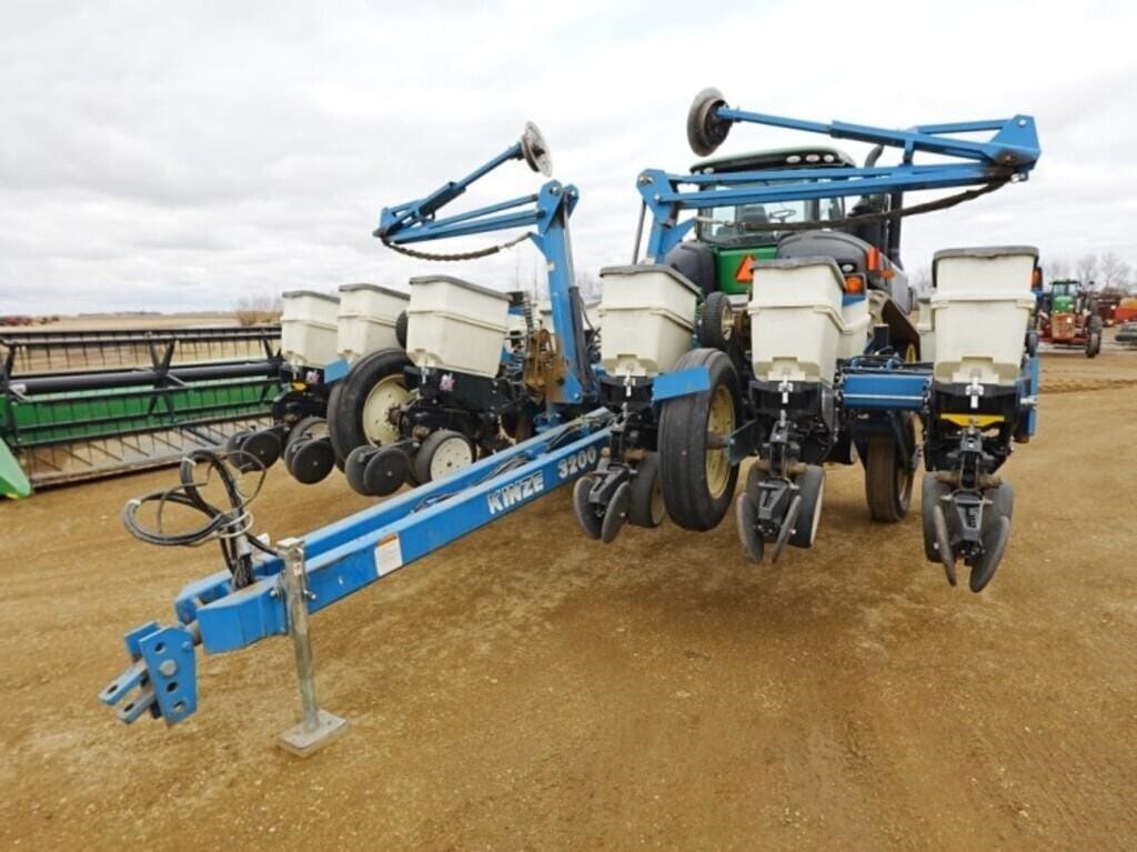 Kinze 3200 Equipment Image0