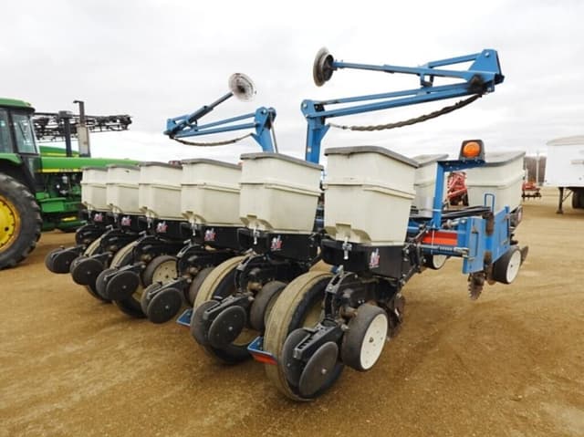 Image of Kinze 3200 equipment image 3