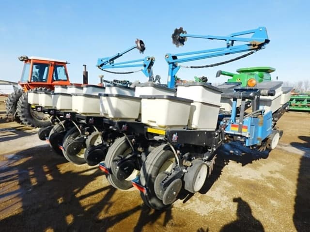 Image of Kinze 3200 equipment image 2