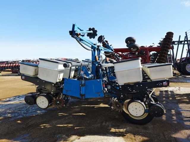 Image of Kinze 3200 equipment image 3