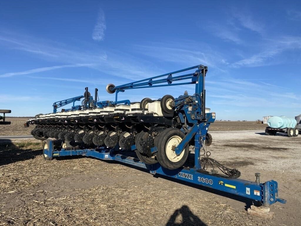 Kinze 3600 Equipment Image0