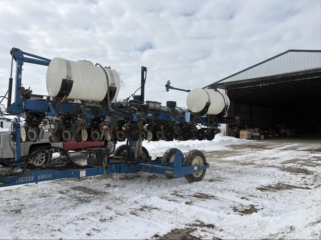 Image of Kinze 3500 equipment image 3