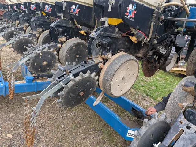 Image of Kinze 3500 equipment image 2