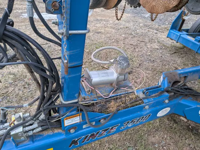 Image of Kinze 3500 equipment image 4