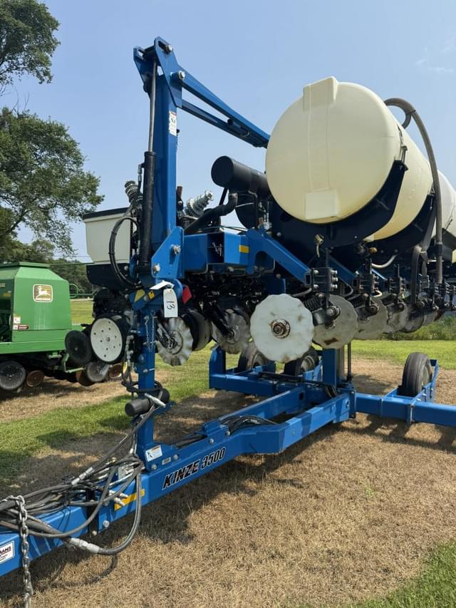 Image of Kinze 3500 equipment image 3
