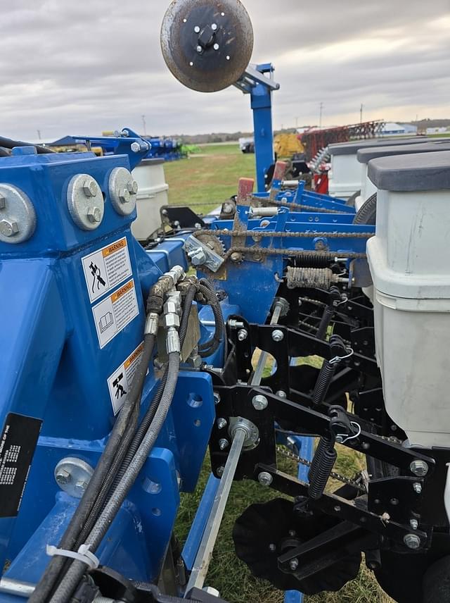 Image of Kinze 3500 equipment image 3