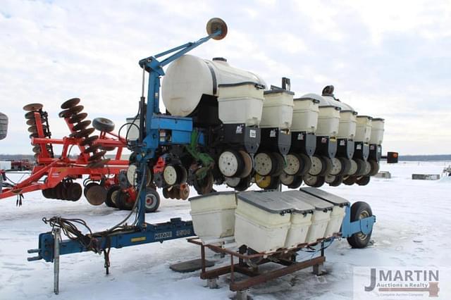 Image of Kinze 3500 equipment image 3