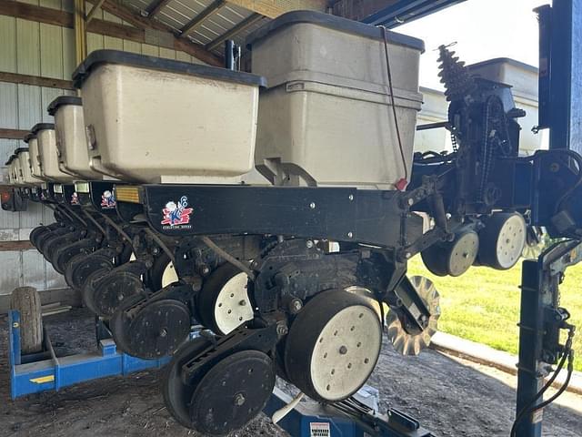 Image of Kinze 3500 equipment image 2