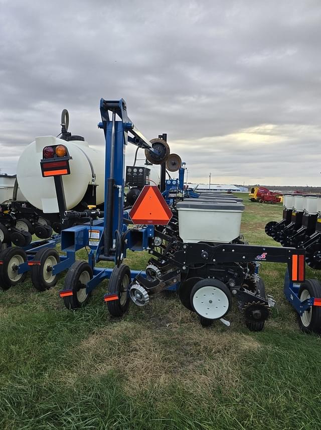 Image of Kinze 3500 equipment image 2