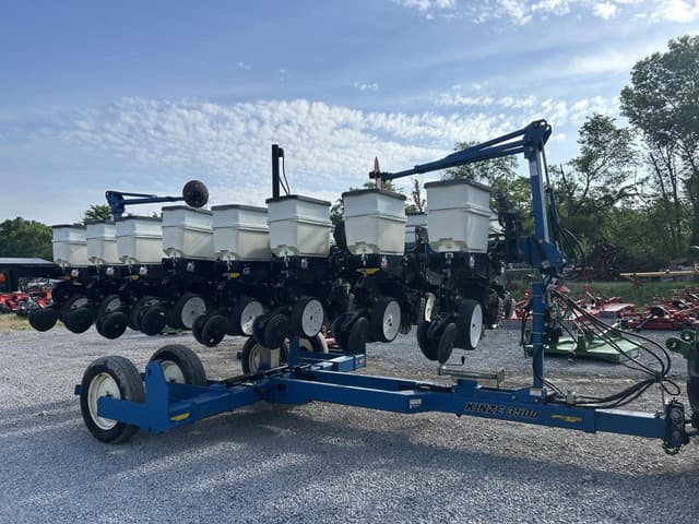 Image of Kinze 3500 equipment image 1
