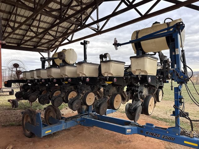 Image of Kinze 3500 equipment image 2