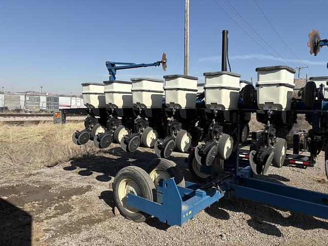 Image of Kinze 3500 equipment image 2