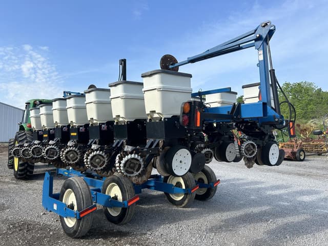 Image of Kinze 3500 equipment image 3