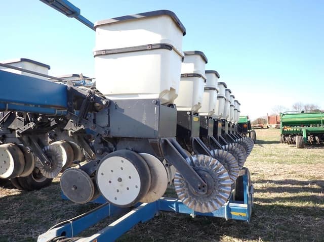 Image of Kinze 3500 equipment image 2