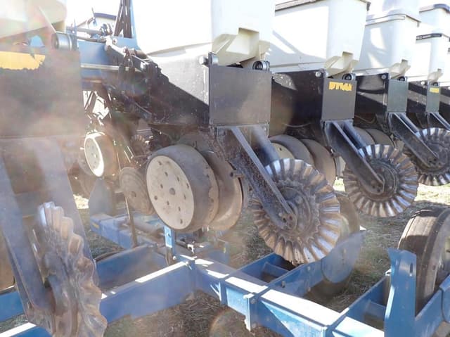 Image of Kinze 3500 equipment image 4
