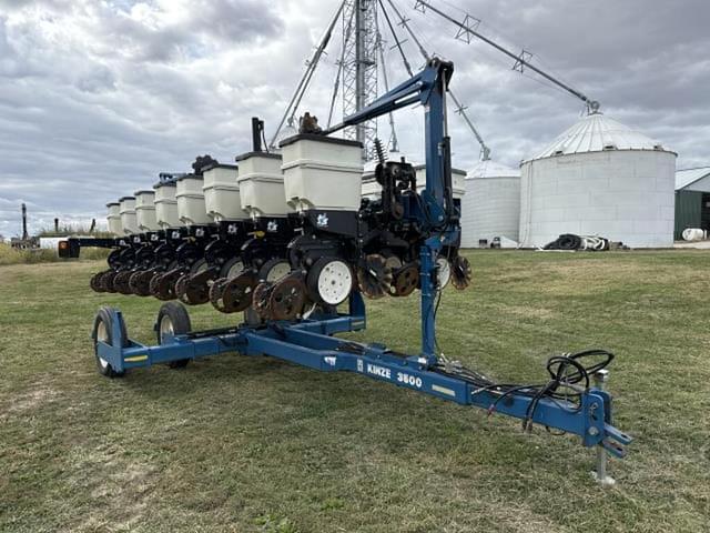 Image of Kinze 3500 equipment image 3