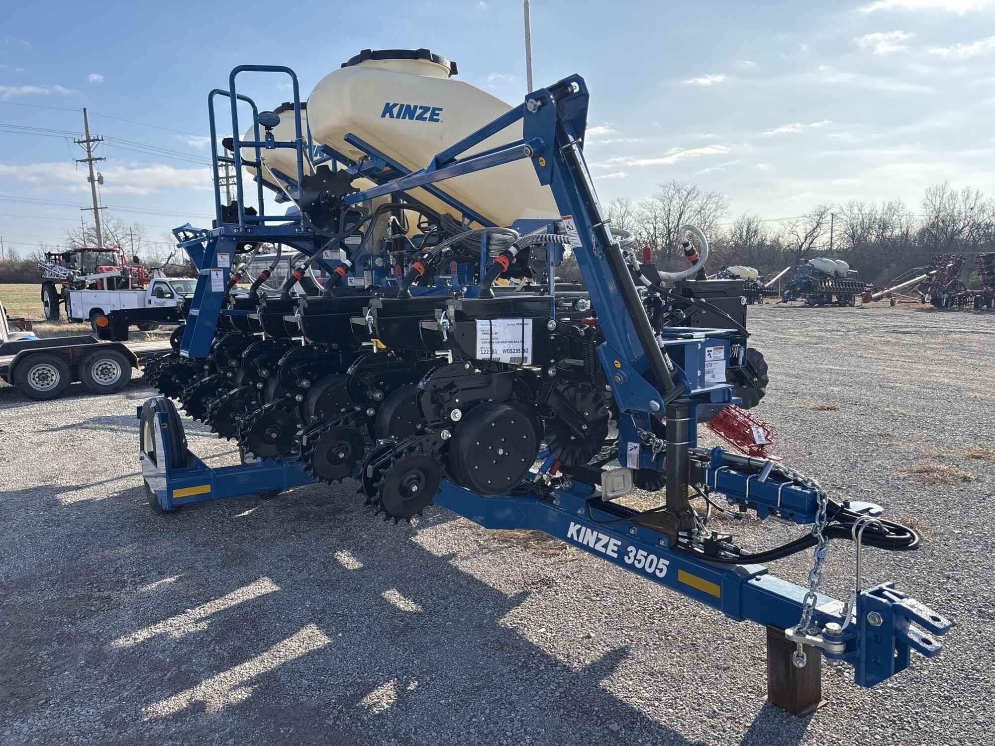 Kinze 3505 Equipment Image0