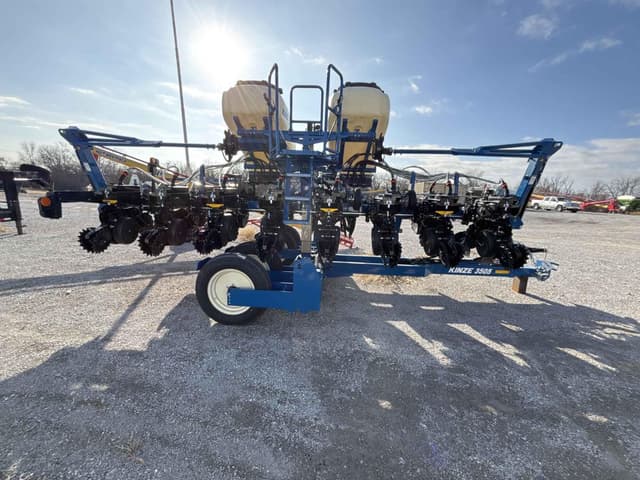 Image of Kinze 3505 equipment image 1