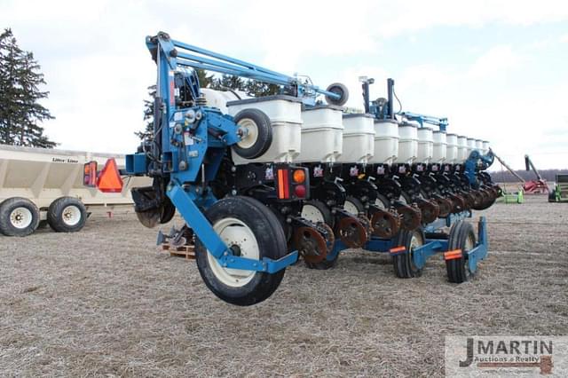 Image of Kinze 3600 equipment image 2