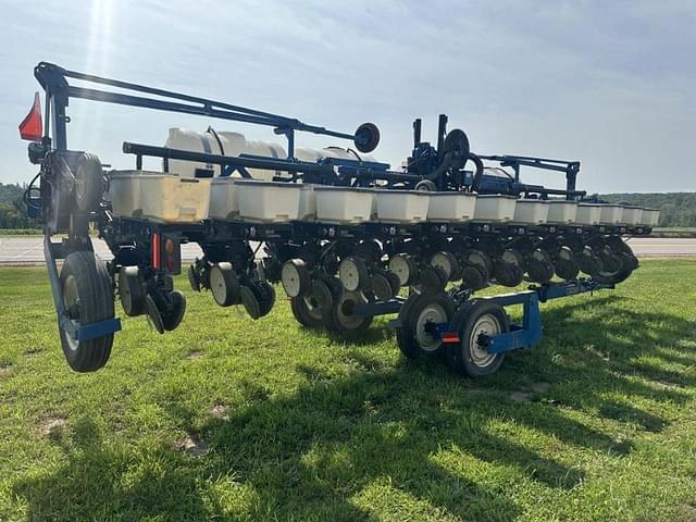 Image of Kinze 3600 equipment image 3