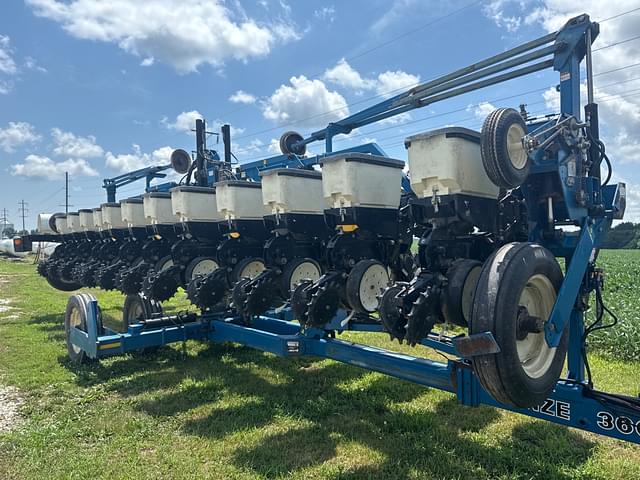 Image of Kinze 3600 equipment image 1