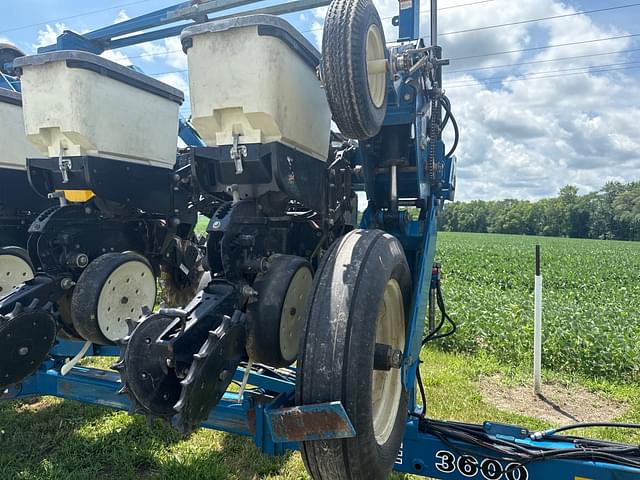 Image of Kinze 3600 equipment image 3