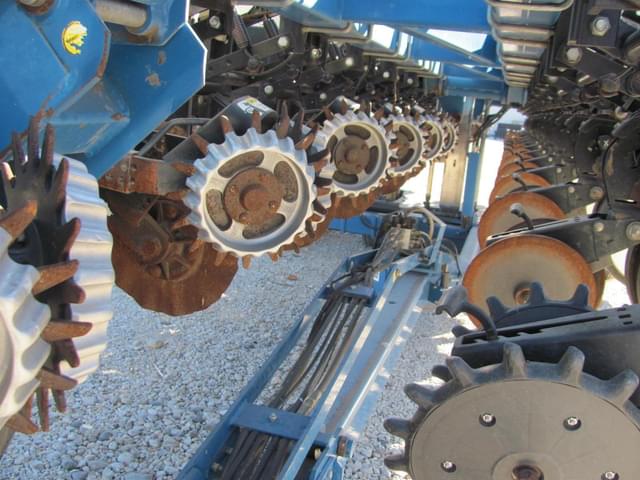 Image of Kinze 3600 equipment image 2
