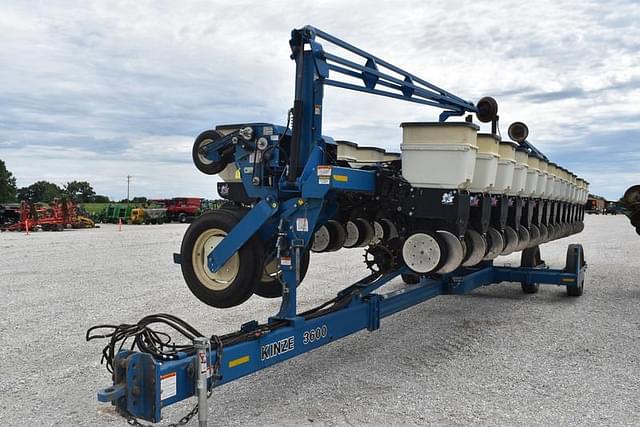 Image of Kinze 3600 equipment image 2