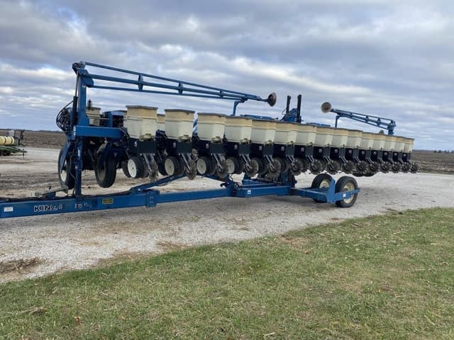 Image of Kinze 3600 equipment image 1