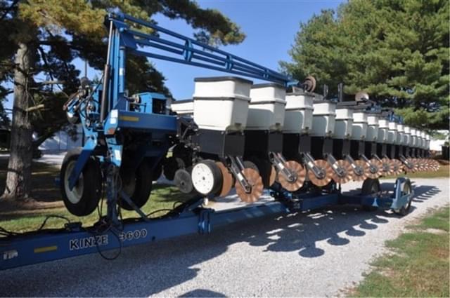 Image of Kinze 3600 equipment image 2