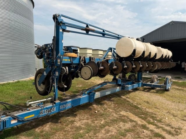 Kinze 3600 Equipment Image0