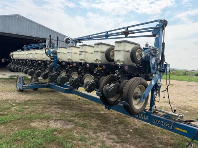 Image of Kinze 3600 equipment image 1