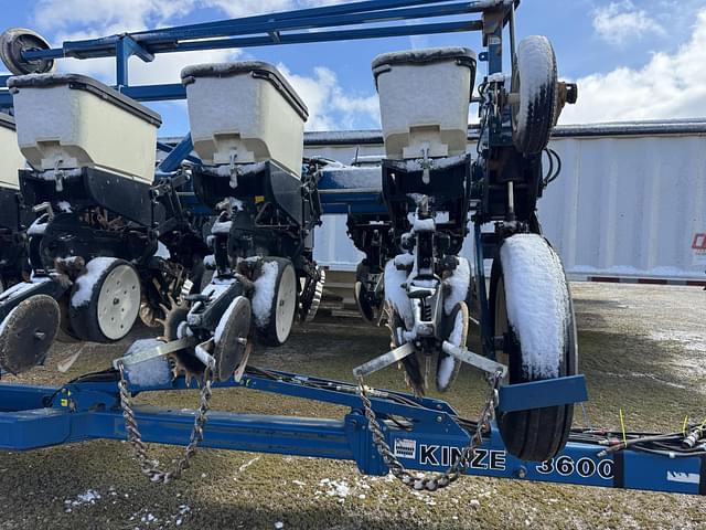 Image of Kinze 3600 equipment image 3