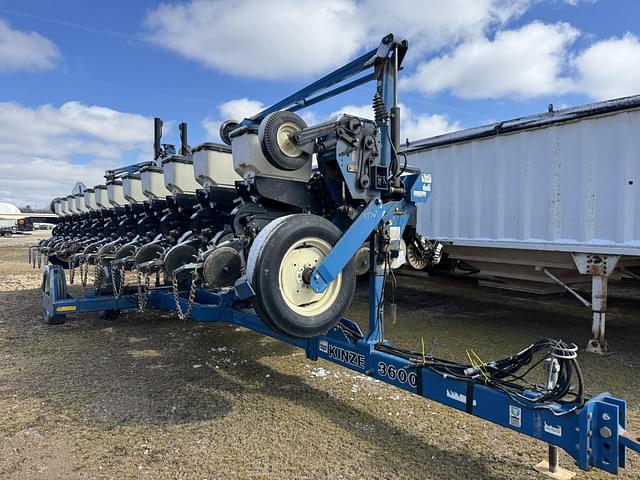 Image of Kinze 3600 equipment image 2