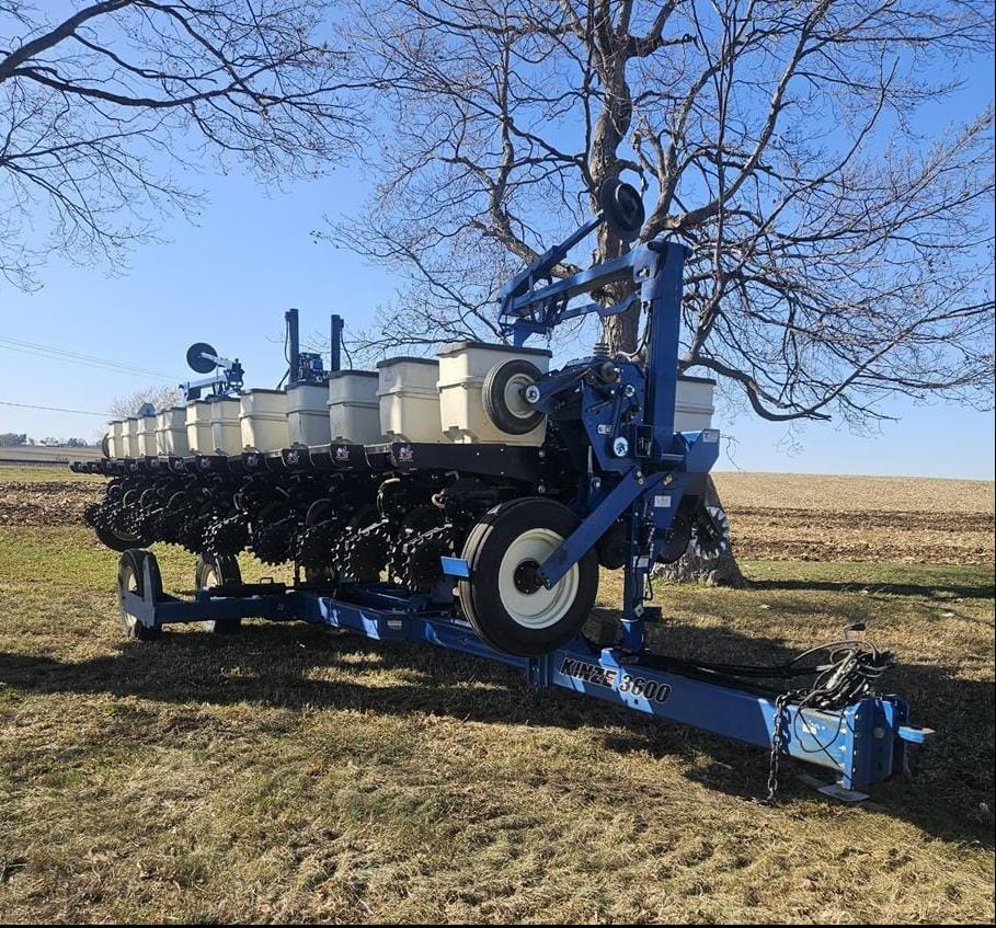Kinze 3600 Equipment Image0