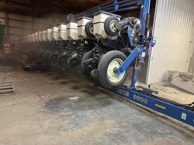 Image of Kinze 3600 equipment image 2