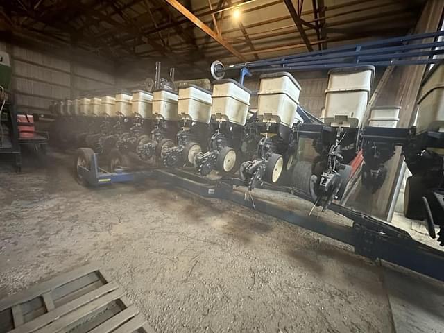 Image of Kinze 3600 equipment image 3