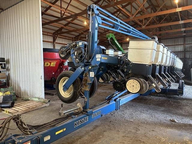 Image of Kinze 3600 equipment image 4