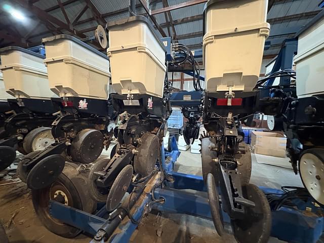 Image of Kinze 3600 equipment image 2
