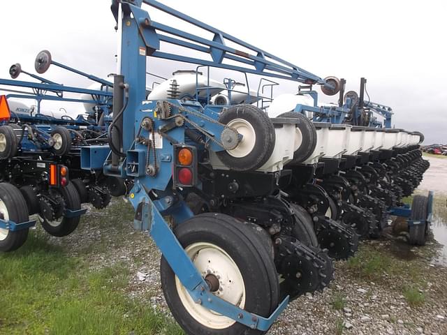 Image of Kinze 3600 equipment image 3