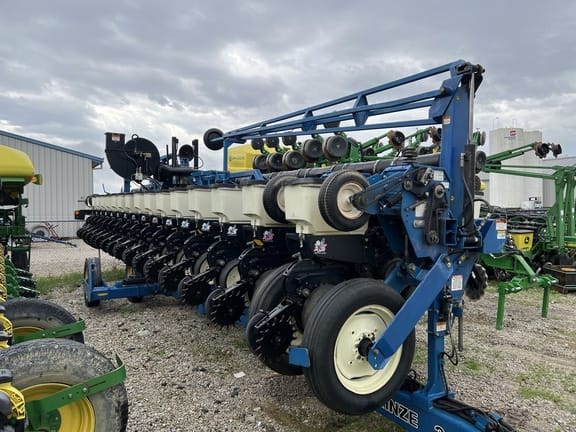 Kinze 3600 Equipment Image0