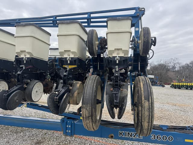 Image of Kinze 3600 equipment image 3