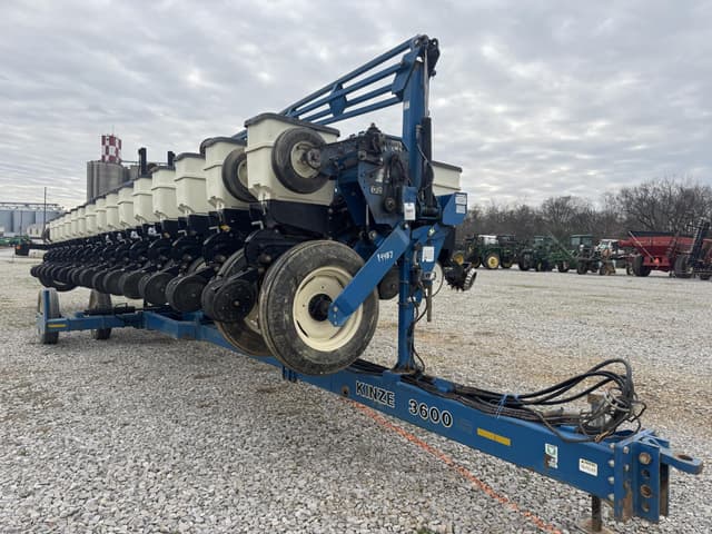 Image of Kinze 3600 equipment image 2