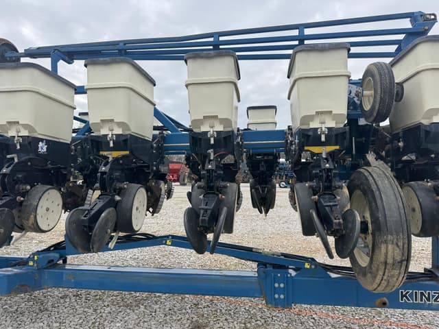 Image of Kinze 3600 equipment image 4