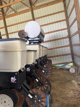 Image of Kinze 3600 equipment image 3