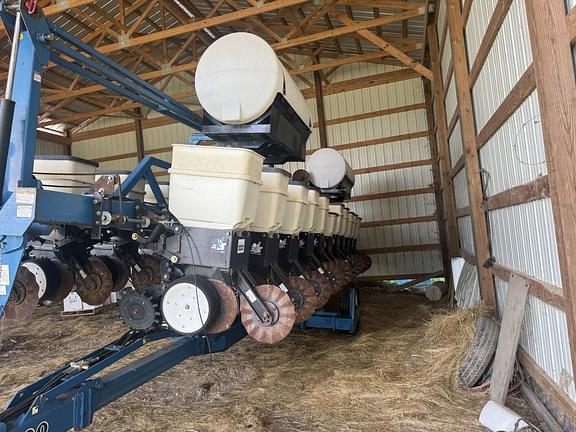 Image of Kinze 3600 equipment image 4