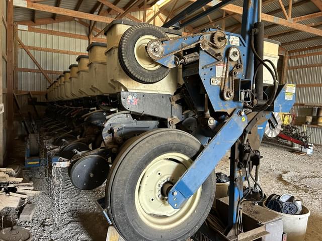 Image of Kinze 3600 equipment image 3