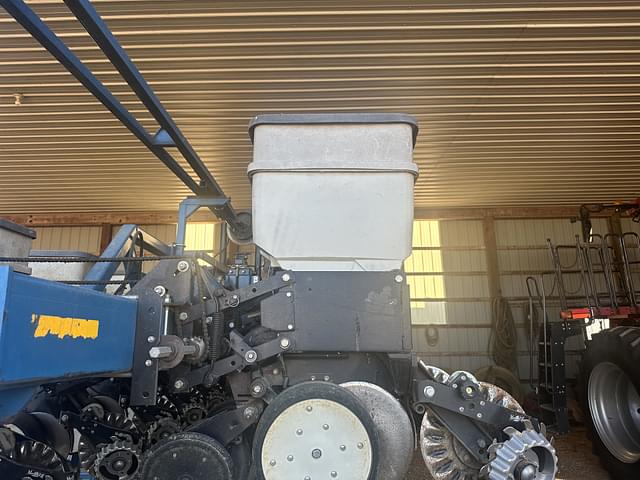 Image of Kinze 3600 equipment image 2