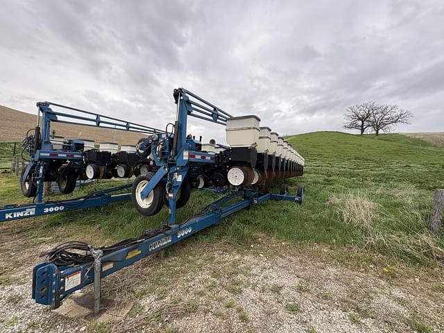 Image of Kinze 3600 equipment image 2